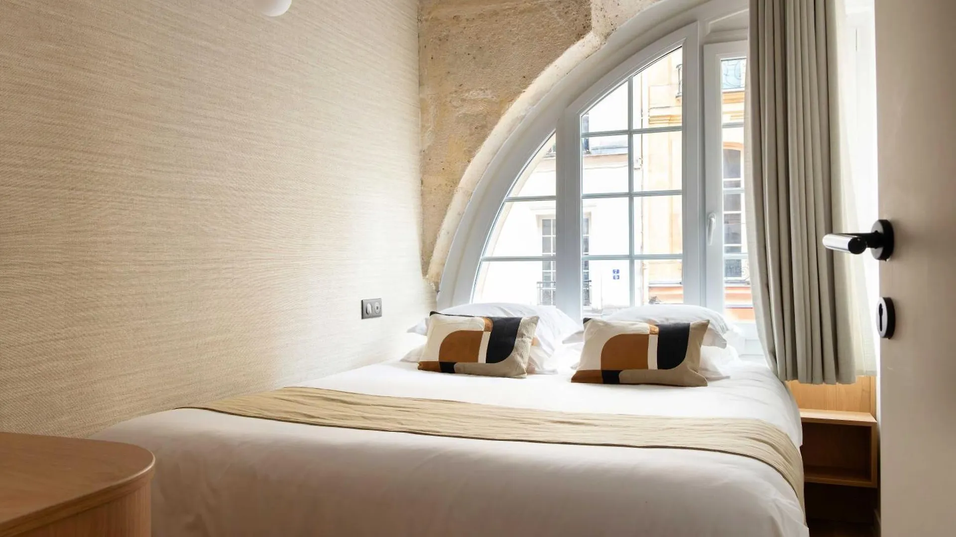 Refurbished Apartment - 2Br-6P - Chatelet Paris France